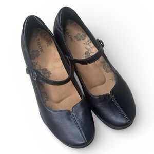 Taos Footwear Ta Dah Mary Janes 9.5 leather strap kitten heel rubber comfort